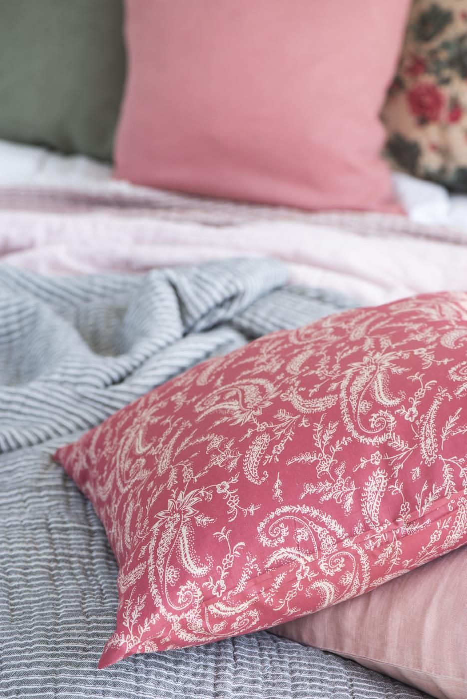 Povlak na polštář Raspberry Beige Flowers 50x50