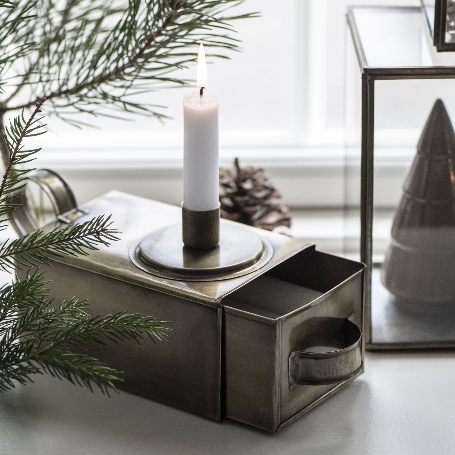 Kovový svícen s úložným boxem Brass