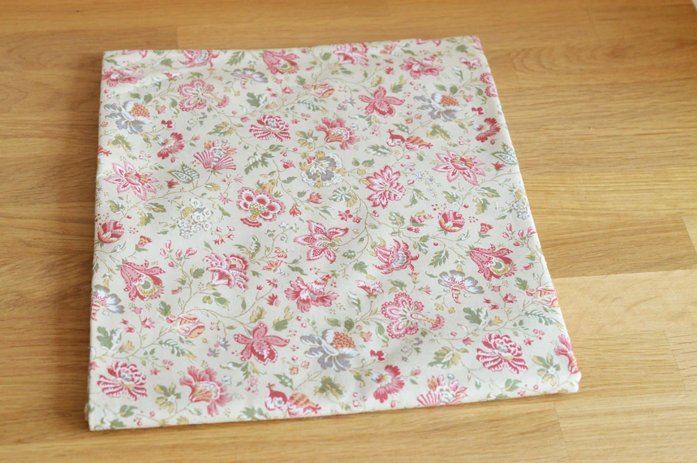 Růžové květy se zeleným na béžové