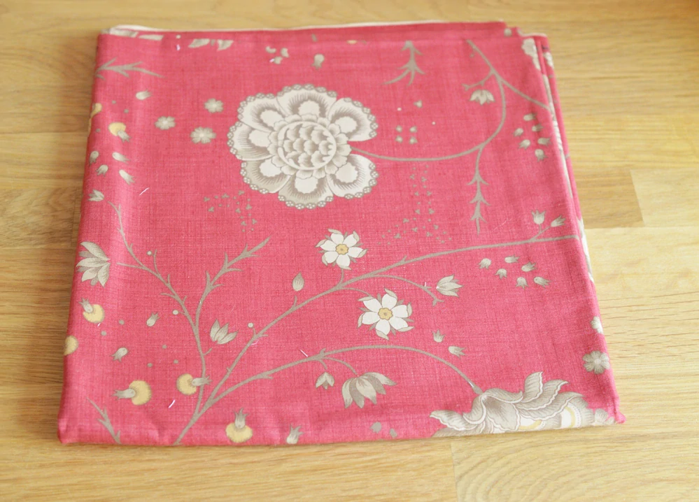 Velké květy na světle červené