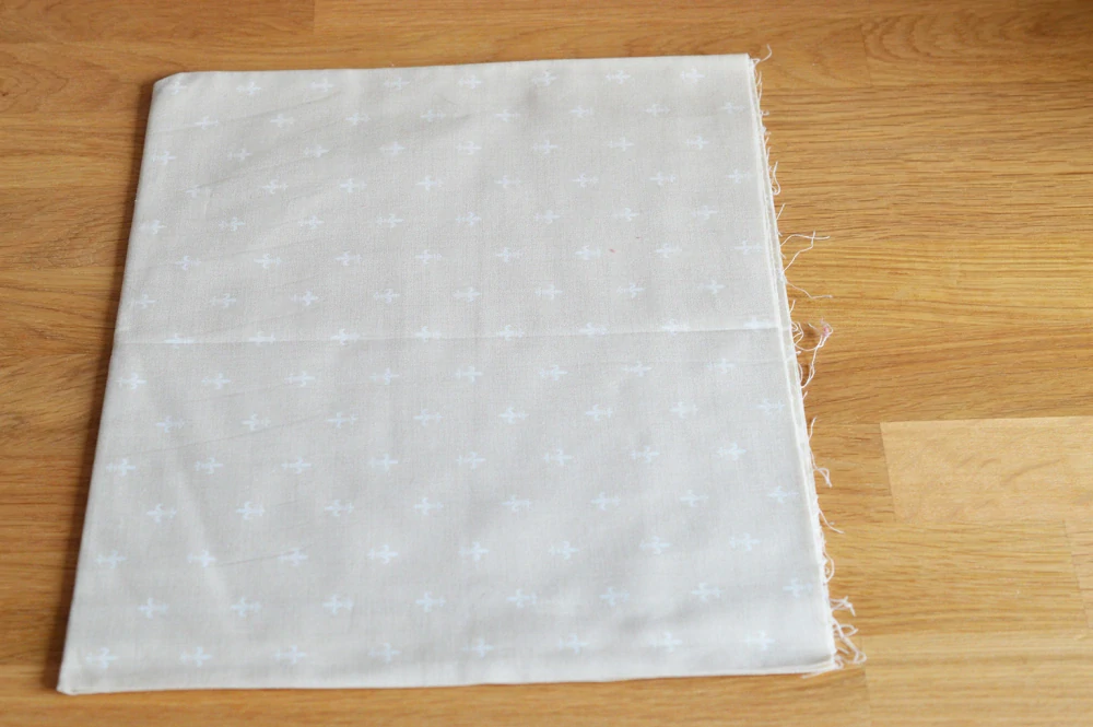 Bílá liie na béžové