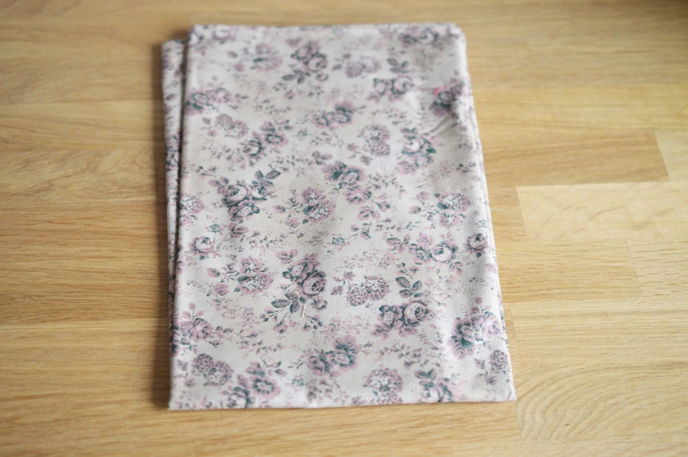 Růžové šedé květy na béžové