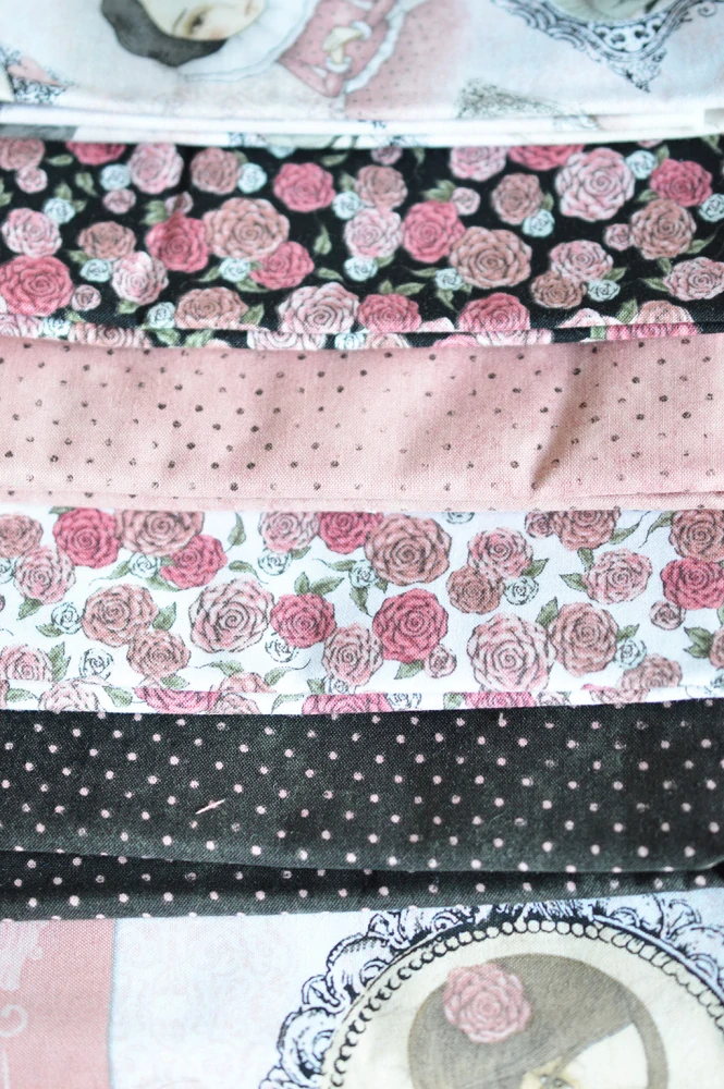 Růžové puntíky na černé