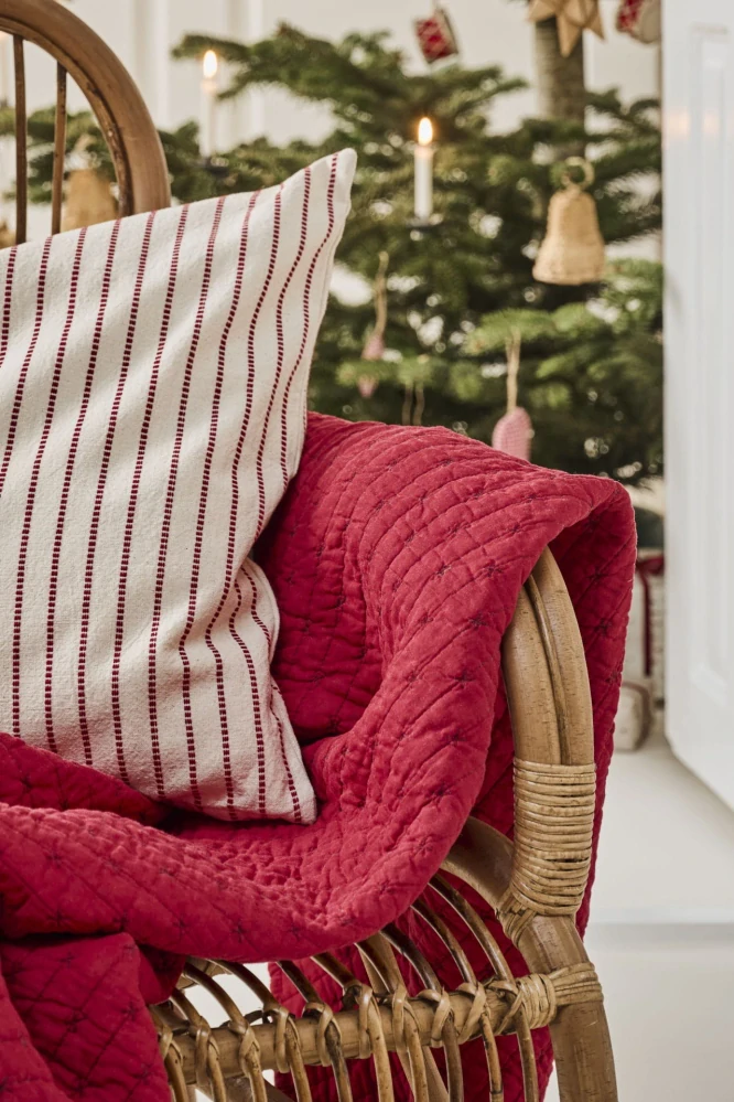   Prošívaný přehoz Red Cross Stitches 130 × 180 cm