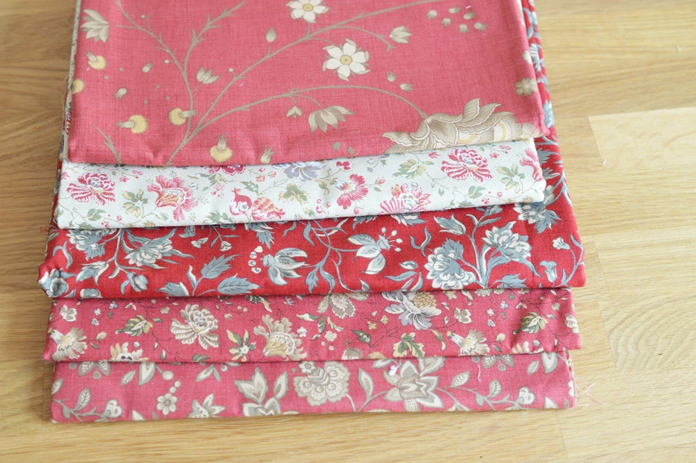 Velké květy na světle červené