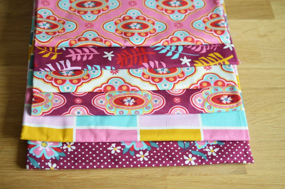 Květy s puntíky na vínové