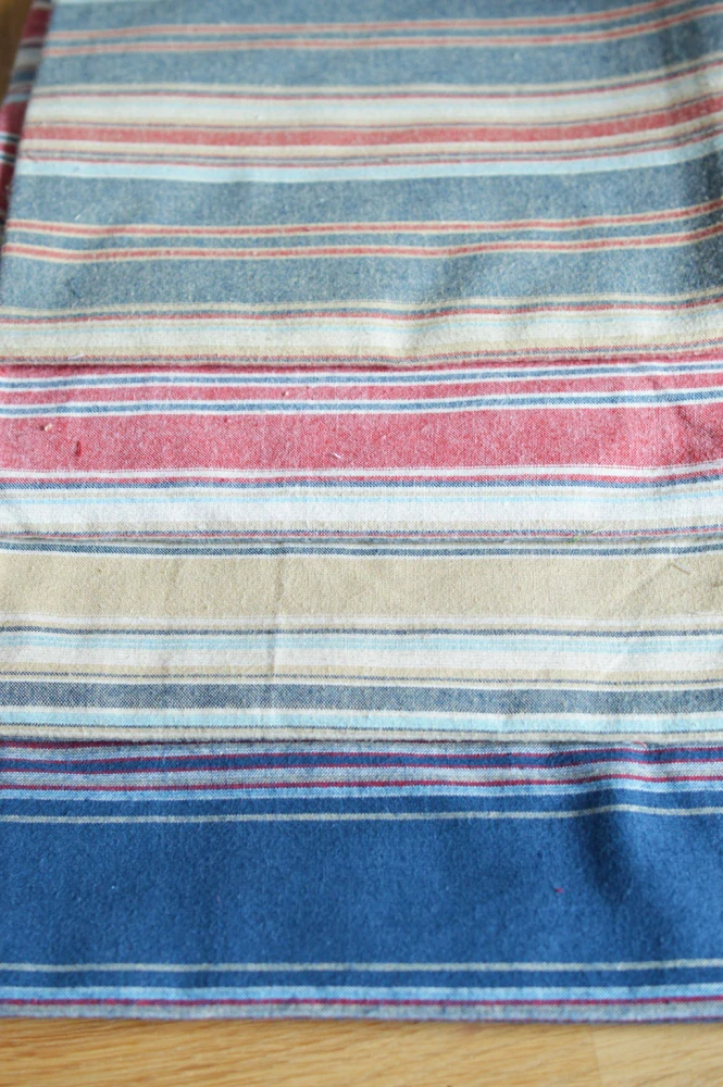 Béžová s různými pruhy modré