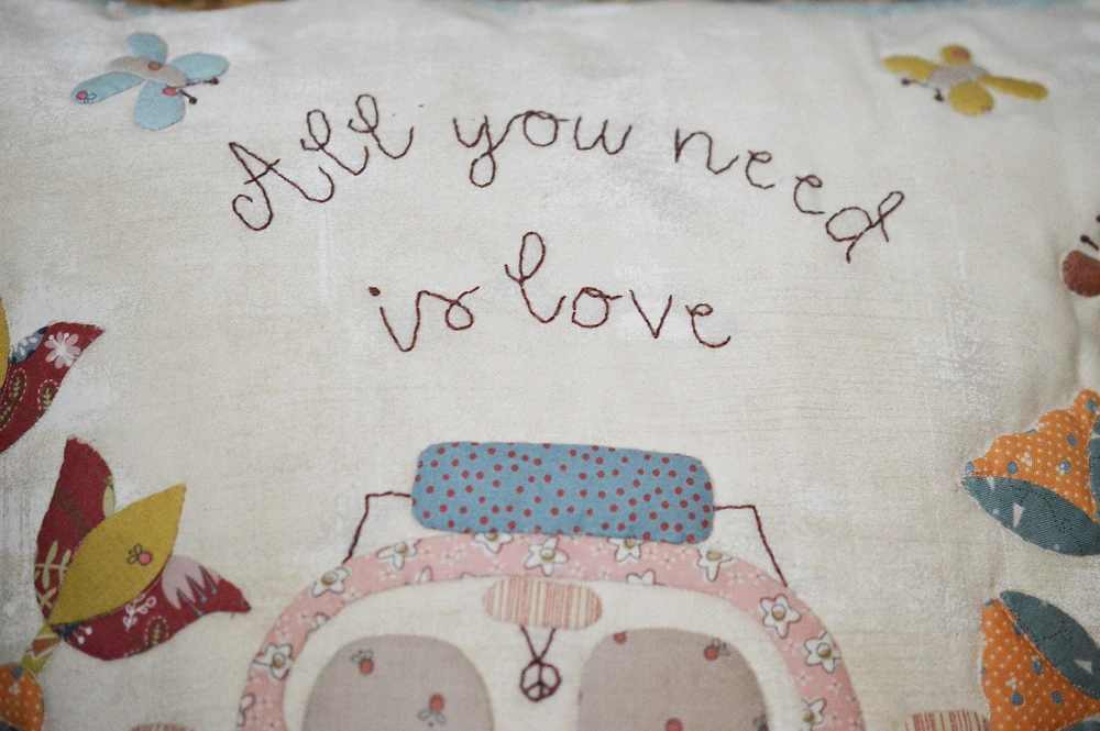 All you need is love - polštář růžový 50 cm