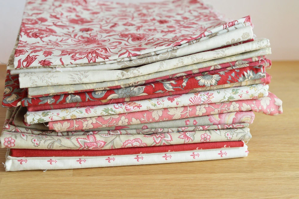 Béžové květy na světle červené