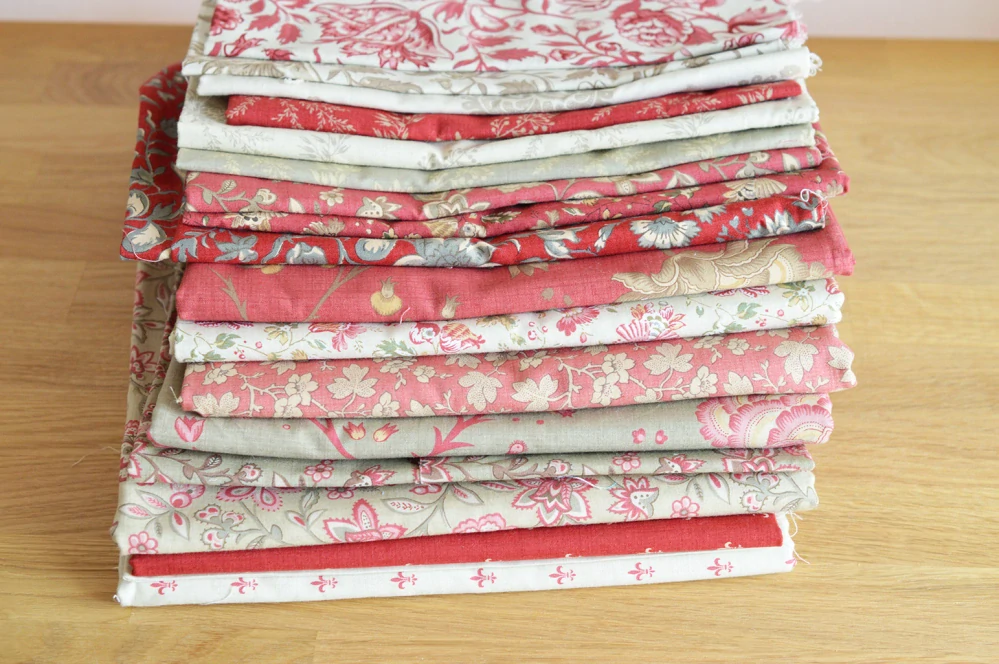 Růžové květy se zeleným na béžové