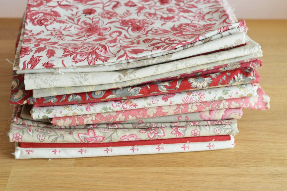 Červená lilie na béžové