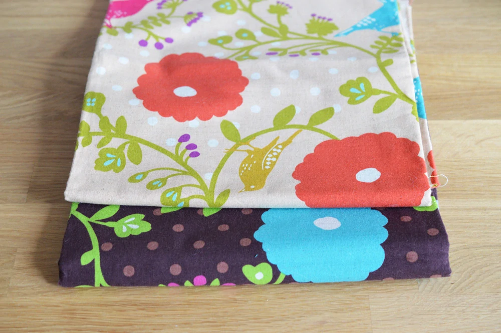 Ptáci ve větvích na tmavém - echino