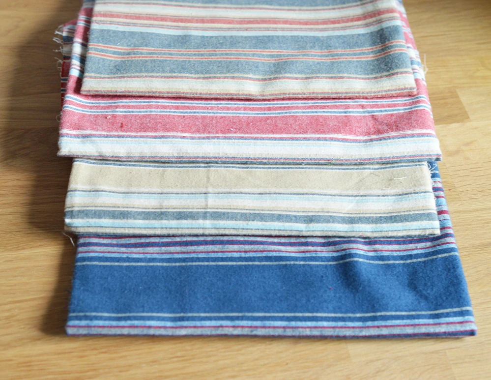 Modrobéžové kostky s červeným kárem