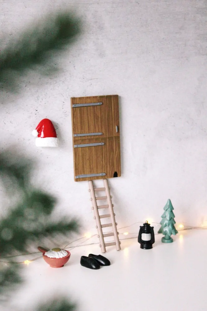 Dekorativní dvířka pro vánoční skřítky Elf Door - set 7 ks