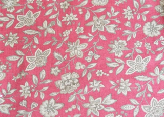 Šedé květy na světle červené - střední