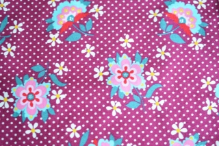 Květy s puntíky na vínové