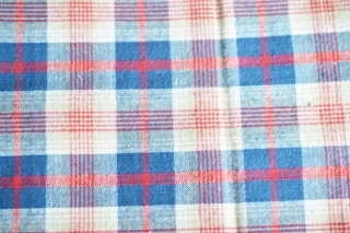 Modrobéžové kostky s červeným kárem