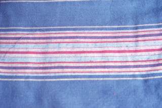 Tmavě modrá s červenými a béžovými proužky